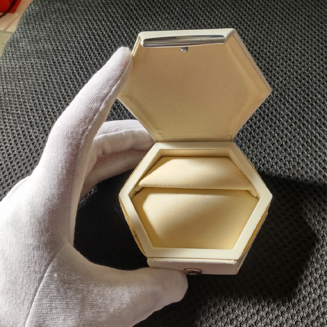 指輪ケース　リングケース　アイボリー　高級感　婚約指輪　結婚指輪 エンタメ/ホビーのコレクション(その他)の商品写真