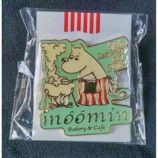 ムーミン(MOOMIN)の限定 2012年 ムーミン ベーカリー&カフェ 9周年 記念 ピンバッジ/非売品(バッジ/ピンバッジ)