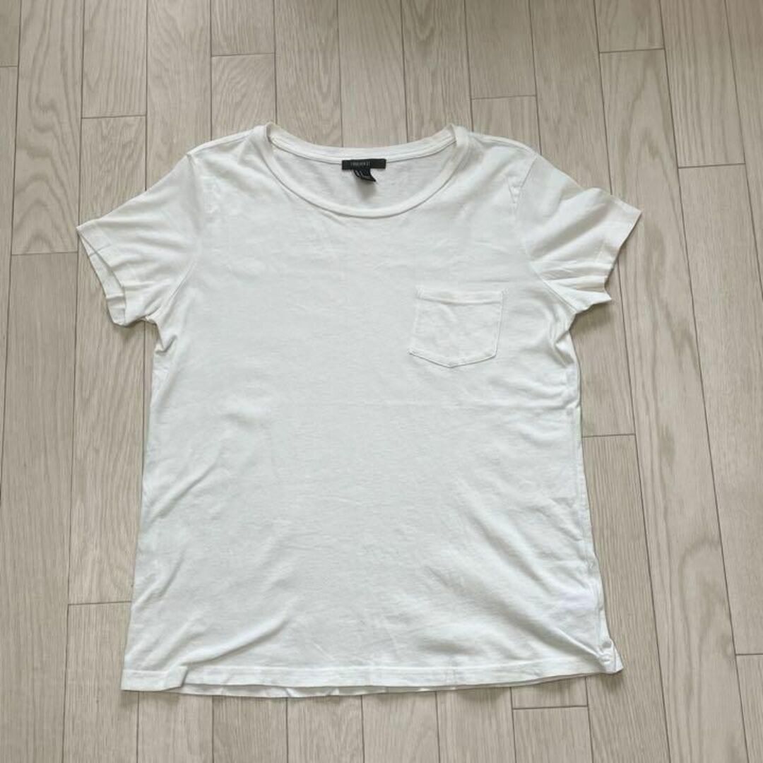 FOREVER 21(フォーエバートゥエンティーワン)のForever 21 ホワイト 丸首 Tシャツ 胸ポケット レディースのトップス(Tシャツ(半袖/袖なし))の商品写真