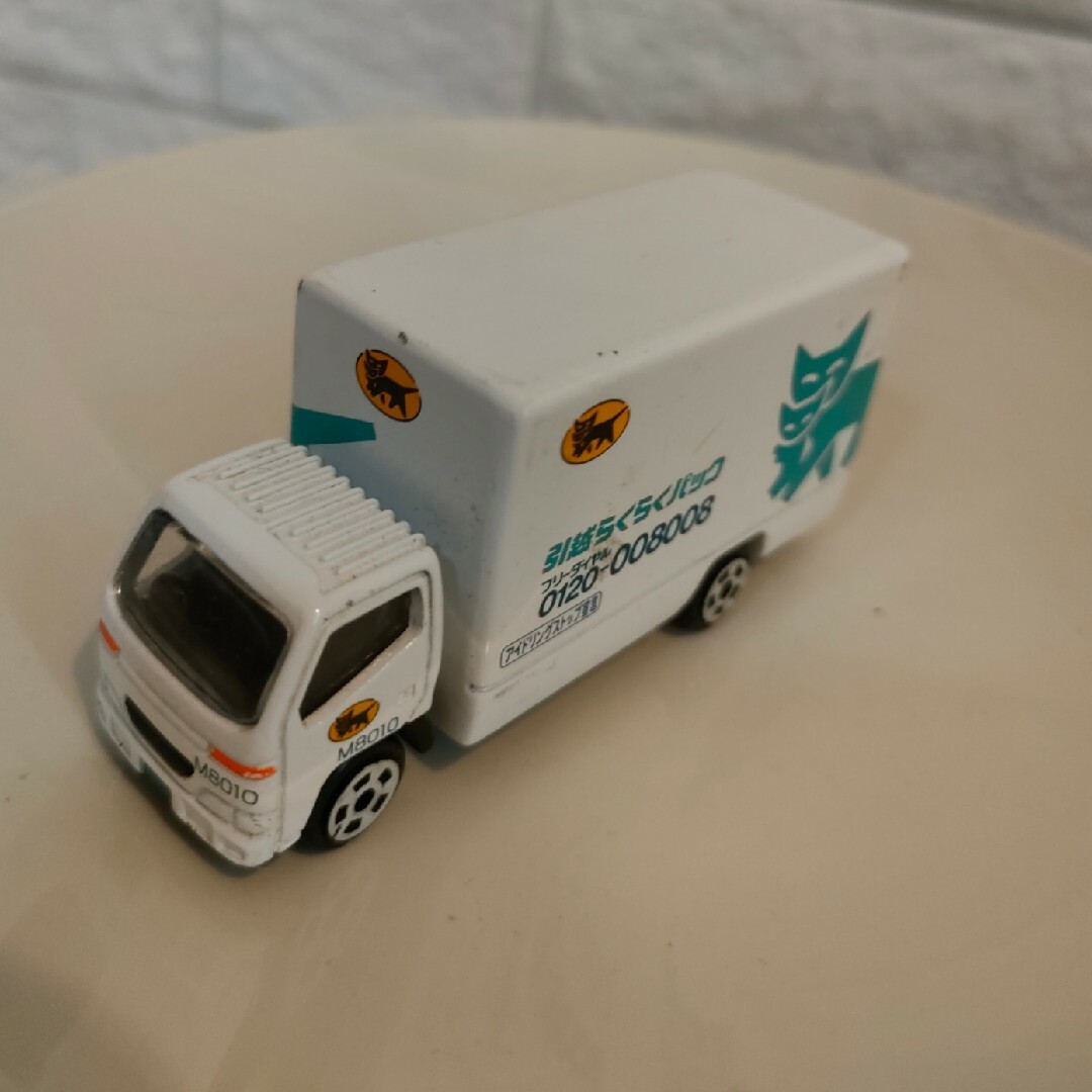 非売品　ヤマト運輸　トラック　引越らくらくパッククロネコヤマトミニカーM8010 エンタメ/ホビーのおもちゃ/ぬいぐるみ(ミニカー)の商品写真
