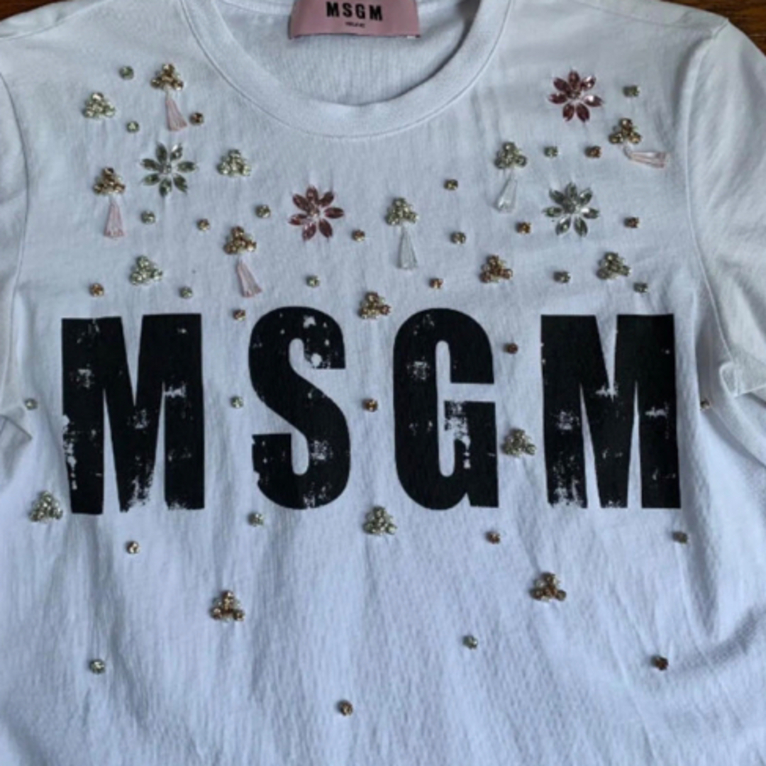 MSGM(エムエスジイエム)のMSGM ロゴジュエルＴシャツ　キラキラ　ラインストーン付き レディースのトップス(Tシャツ(半袖/袖なし))の商品写真