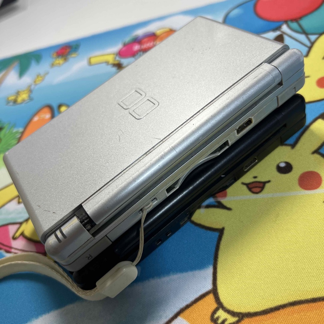 ニンテンドーDS(ニンテンドーDS)のNintendo DS Lite ジャンク 2台 黒 シルバー エンタメ/ホビーのゲームソフト/ゲーム機本体(携帯用ゲーム機本体)の商品写真