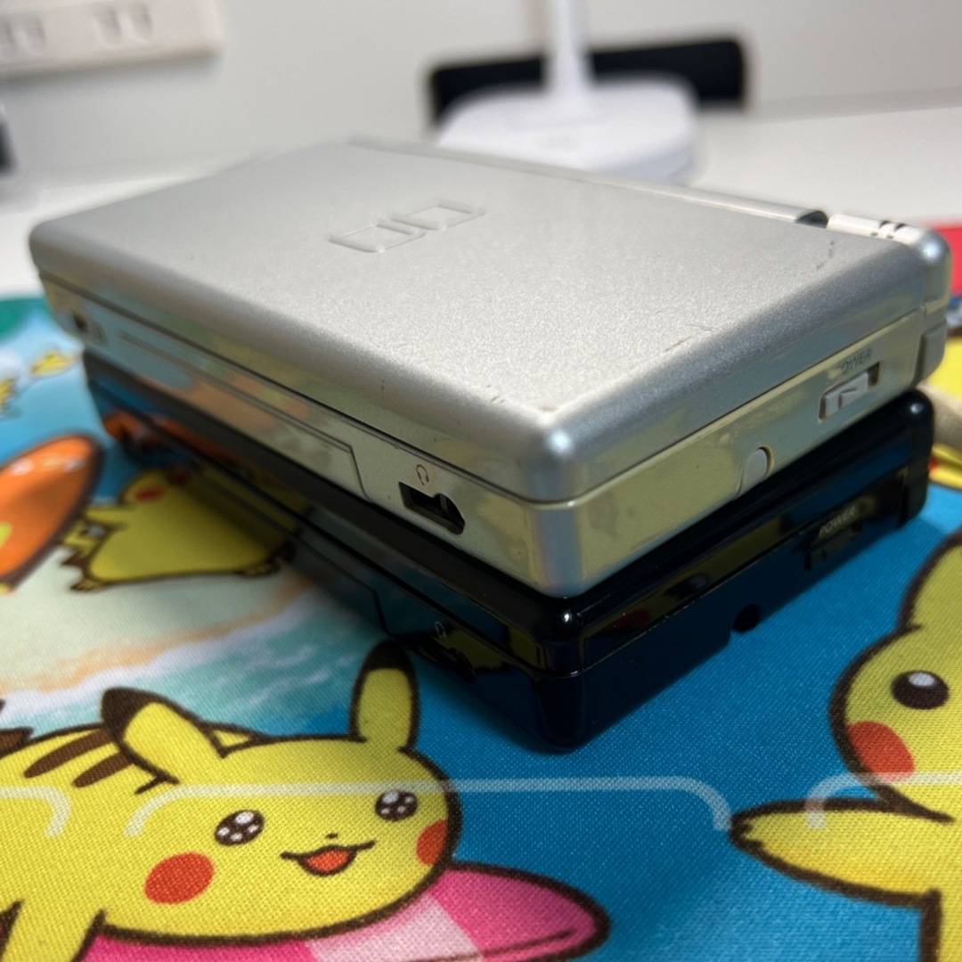 ニンテンドーDS(ニンテンドーDS)のNintendo DS Lite ジャンク 2台 黒 シルバー エンタメ/ホビーのゲームソフト/ゲーム機本体(携帯用ゲーム機本体)の商品写真