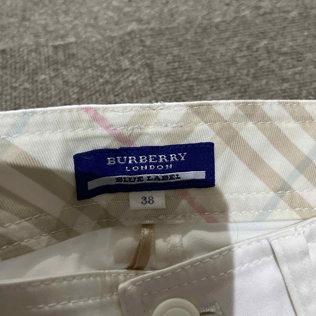 BURBERRY BLUE LABEL(バーバリーブルーレーベル)のバーバリーブルーレーベル　パンツ白38 レディースのパンツ(カジュアルパンツ)の商品写真