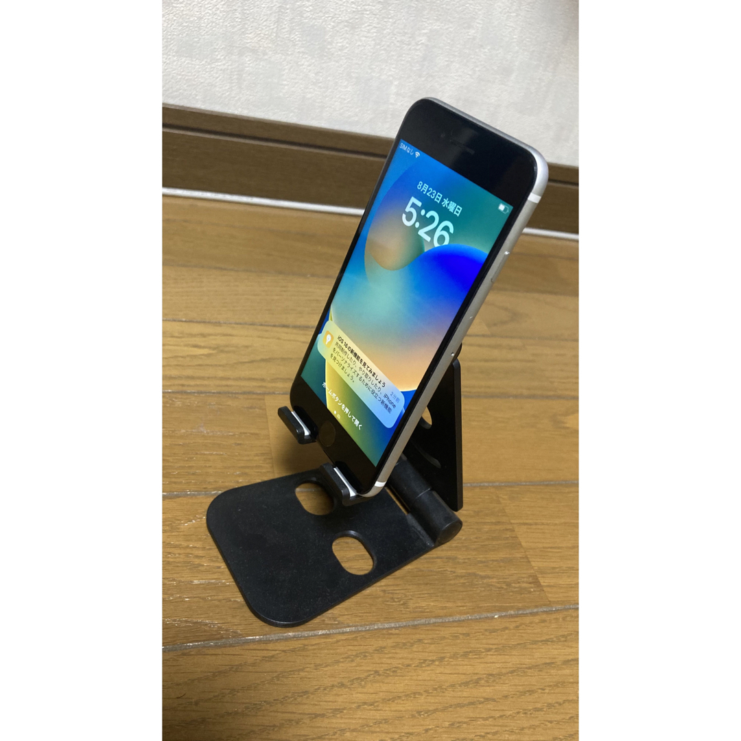 Apple(アップル)の国内版SIMフリーiPhoneSE 第二世代 白　128GB ジャンク スマホ/家電/カメラのスマートフォン/携帯電話(スマートフォン本体)の商品写真