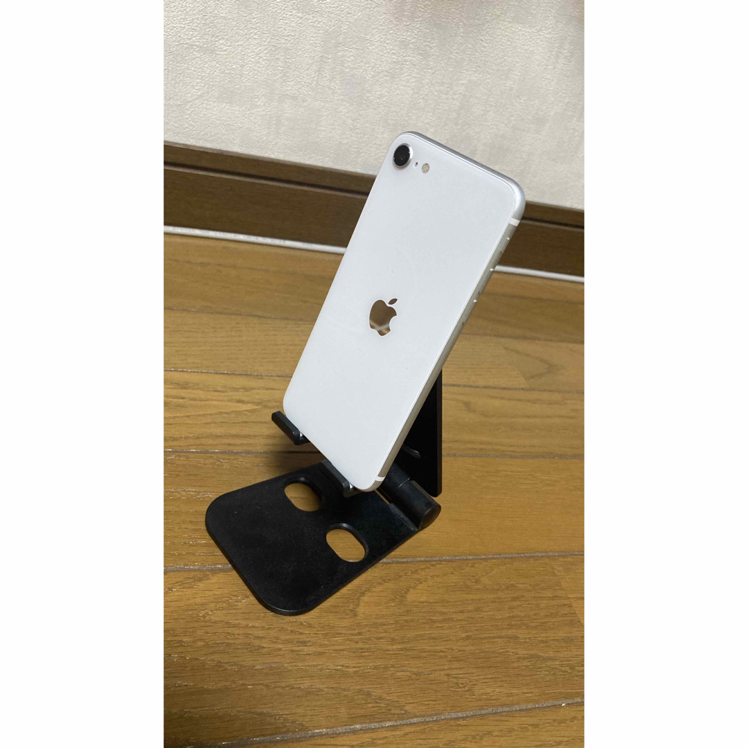 Apple(アップル)の国内版SIMフリーiPhoneSE 第二世代 白　128GB ジャンク スマホ/家電/カメラのスマートフォン/携帯電話(スマートフォン本体)の商品写真