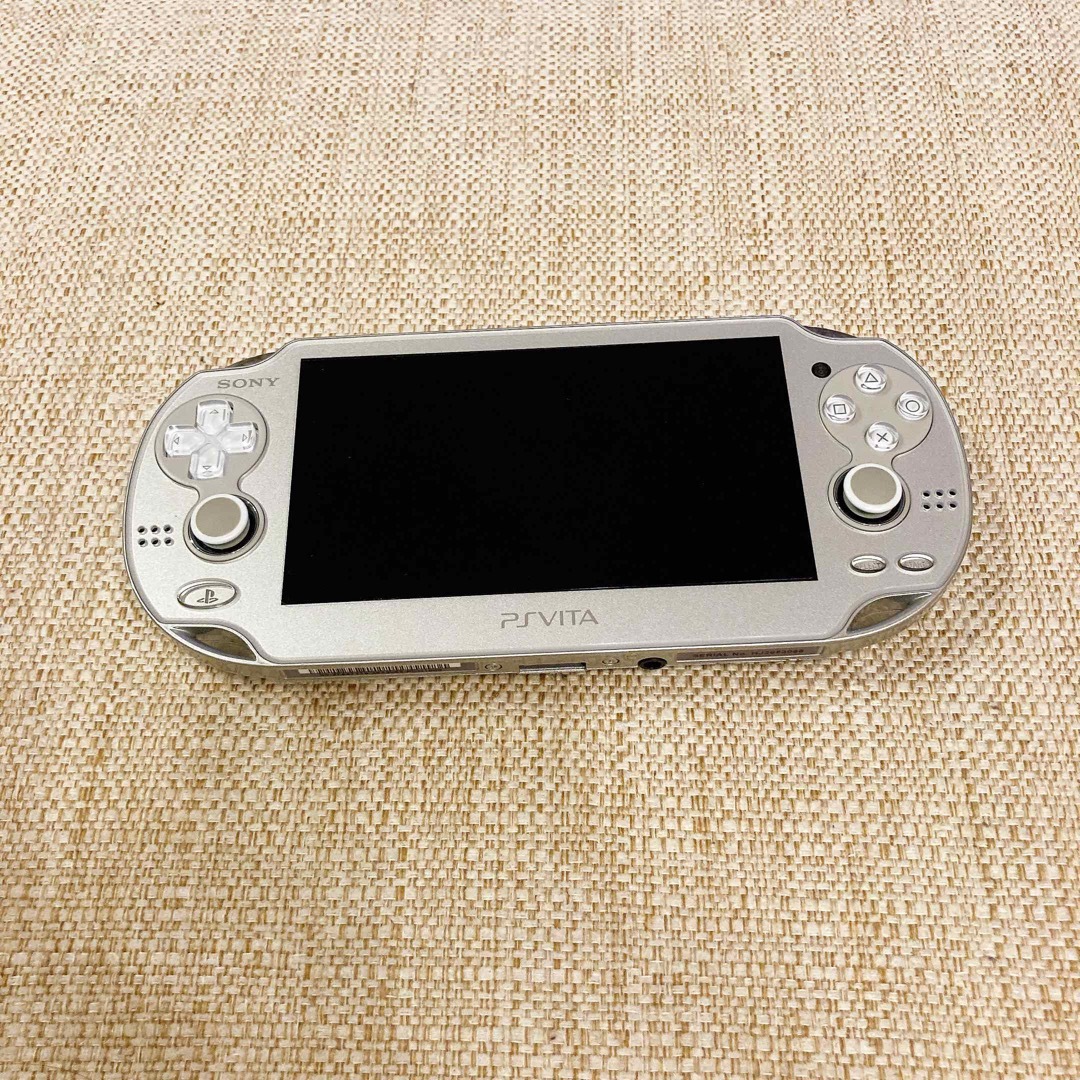 SONY(ソニー)のリリア様　PlayStation®Vita アイス・シルバー エンタメ/ホビーのゲームソフト/ゲーム機本体(家庭用ゲーム機本体)の商品写真