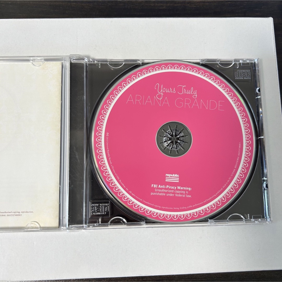 アリアナ・グランデ　YOURS TRULY 輸入盤 エンタメ/ホビーのCD(ポップス/ロック(洋楽))の商品写真