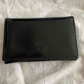 プラダ(PRADA)のプラダ　名刺入れ　ロゴ　型押し　黒　かなり使い込んでます^_^(名刺入れ/定期入れ)