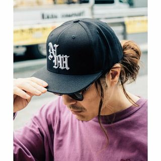 ナインマイクロフォンズ(NineMicrophones)の【BLACK/WHITE】SNAPBACK CAP -Gothic-(キャップ)