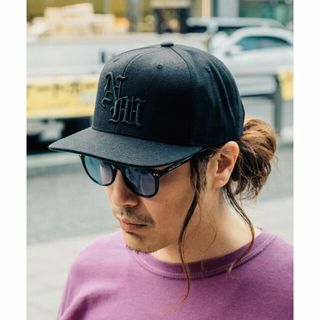 ナインマイクロフォンズ(NineMicrophones)の【BLACK/BLACK】SNAPBACK CAP -Gothic-(キャップ)