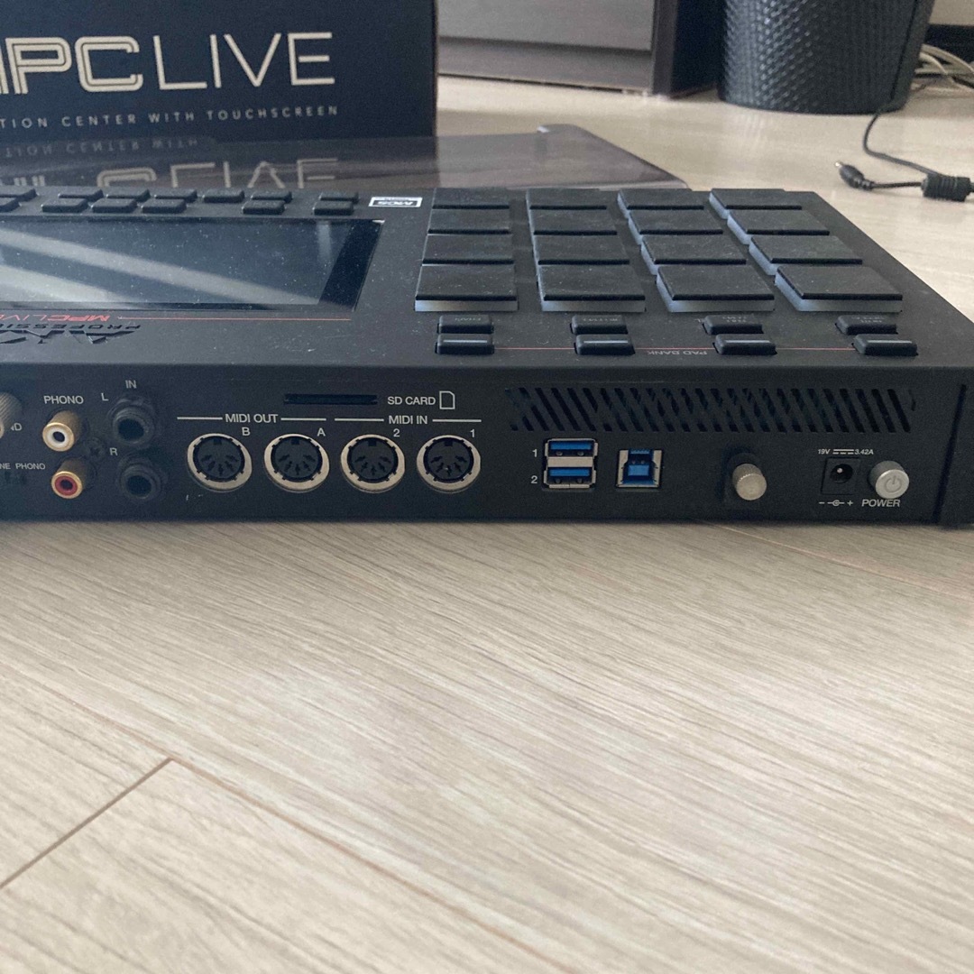 新古品　AKAI MPC LIVE 箱付 美品　即日発送OK 楽器のDJ機器(その他)の商品写真