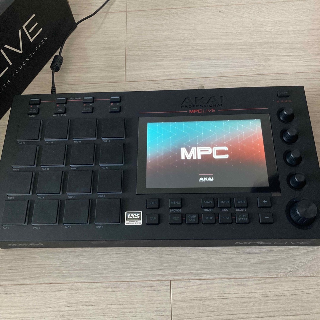 新古品　AKAI MPC LIVE 箱付 美品　即日発送OK 楽器のDJ機器(その他)の商品写真