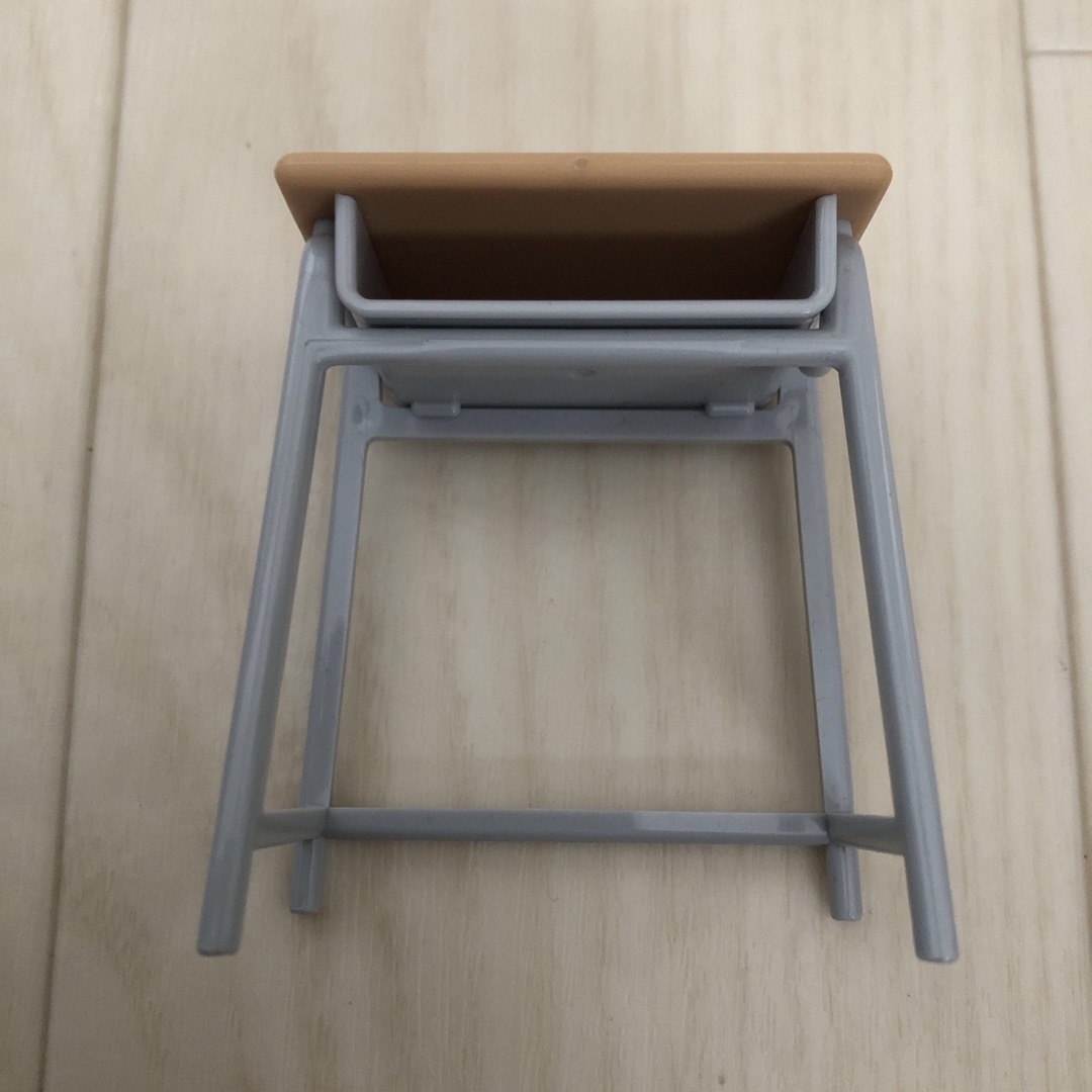 学校の机、椅子、教卓　ミニチュア ハンドメイドのおもちゃ(ミニチュア)の商品写真