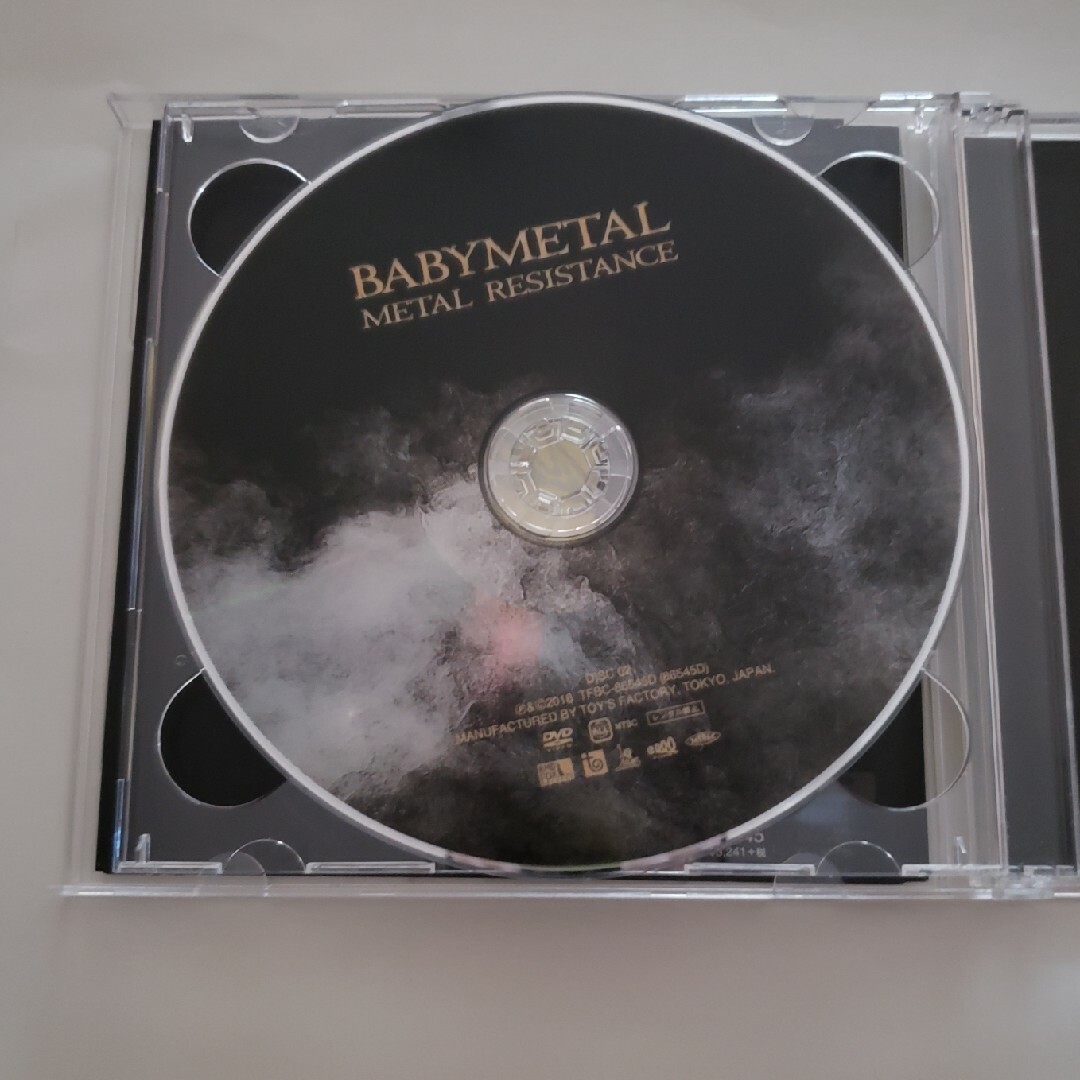 BABYMETAL(ベビーメタル)のbabymetal metal resistance CD+DVD エンタメ/ホビーのDVD/ブルーレイ(ミュージック)の商品写真