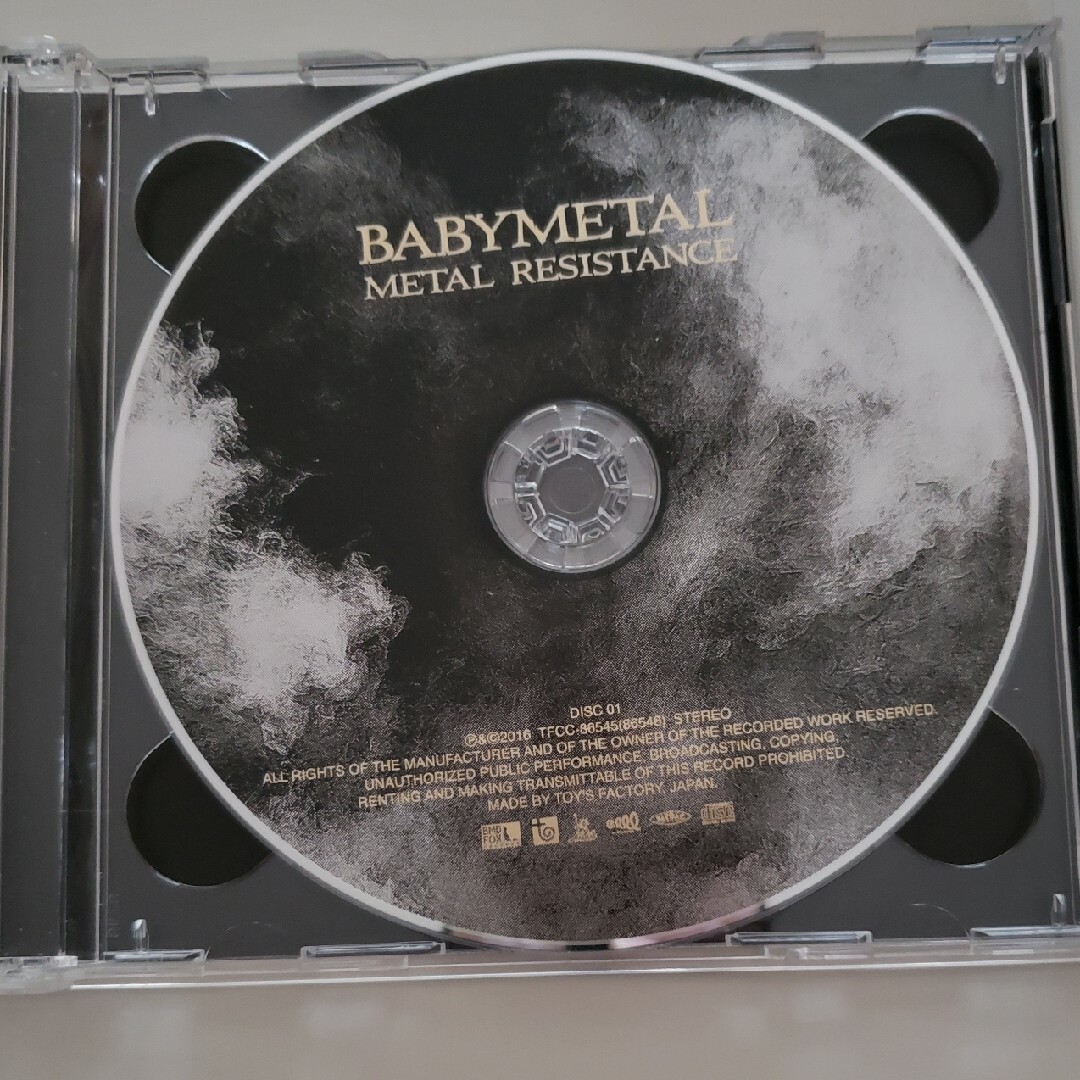 BABYMETAL(ベビーメタル)のbabymetal metal resistance CD+DVD エンタメ/ホビーのDVD/ブルーレイ(ミュージック)の商品写真