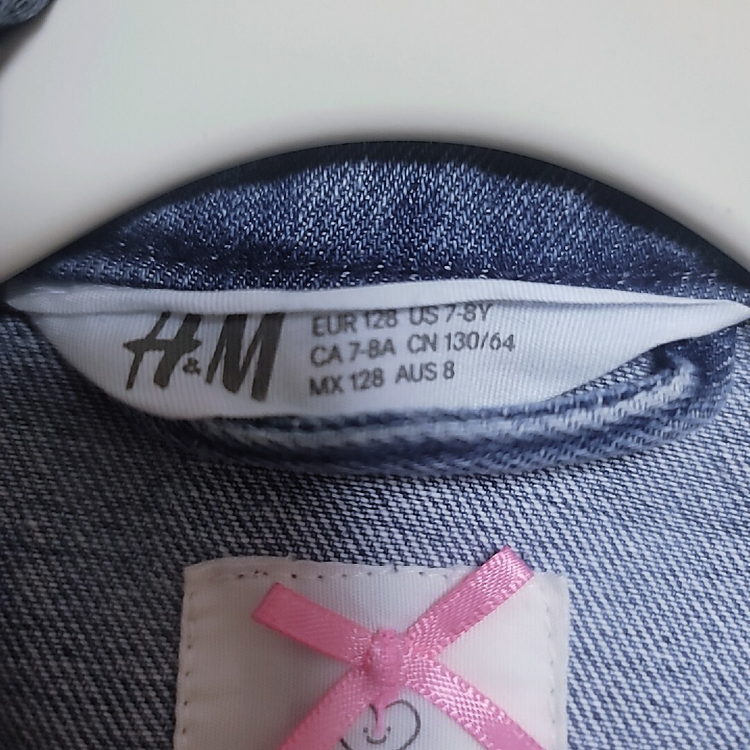 H&H(エイチアンドエイチ)の【H&M】デニムジャケット　キラキラ　おサルさん　130cm 　女の子 キッズ/ベビー/マタニティのキッズ服女の子用(90cm~)(ジャケット/上着)の商品写真