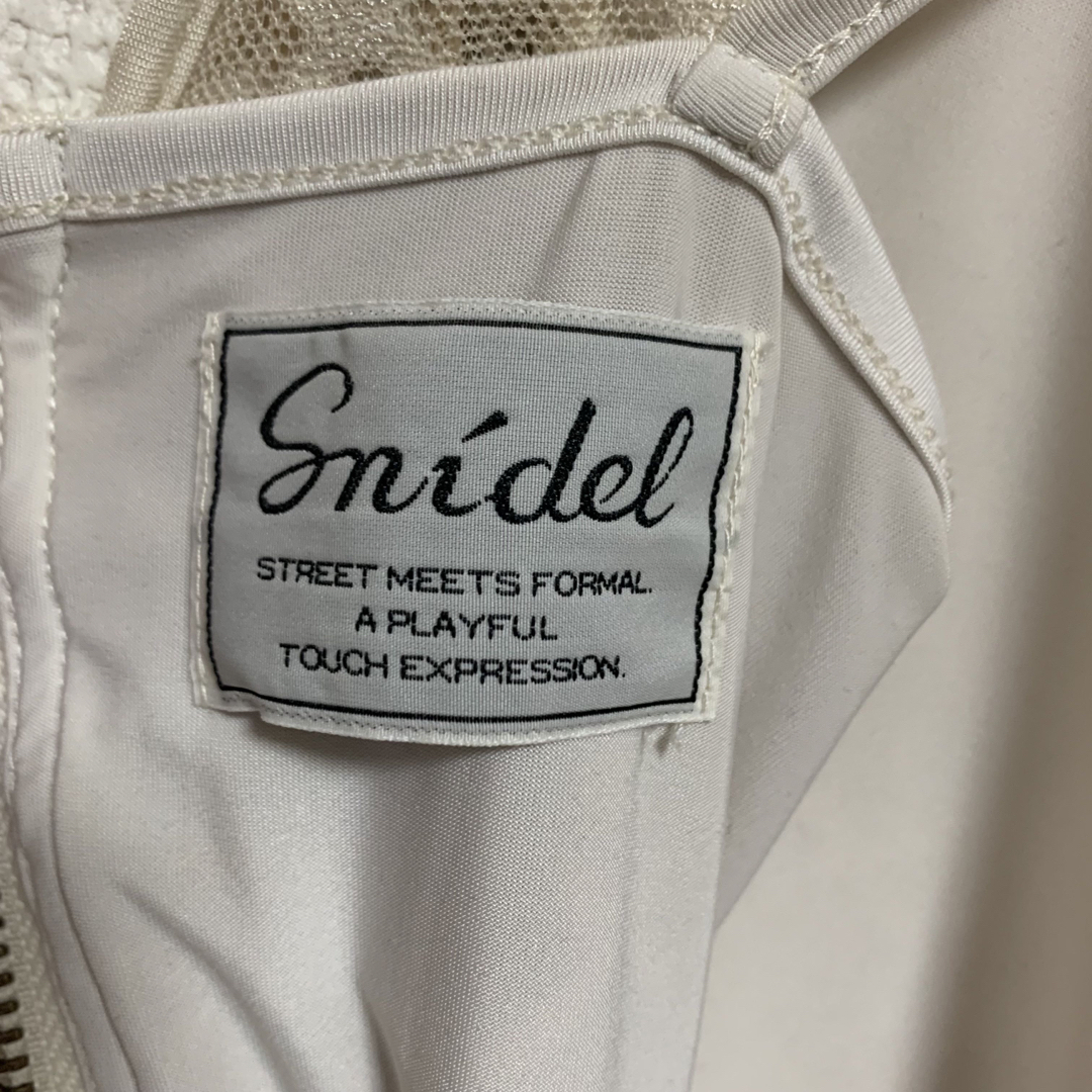 SNIDEL(スナイデル)のスナイデル　バッククロスレースワンピース　WHITE レディースのワンピース(ひざ丈ワンピース)の商品写真