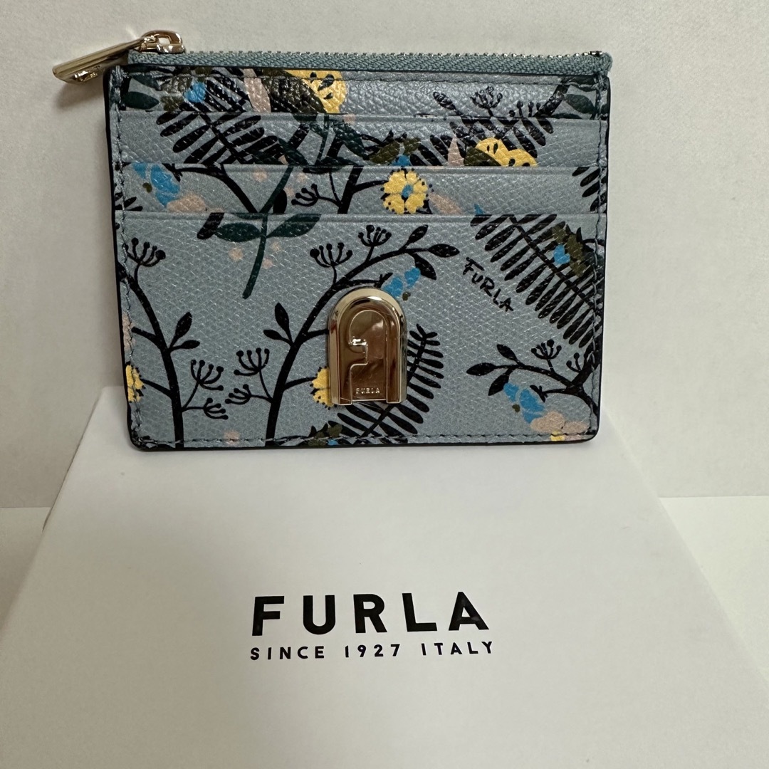 Furla(フルラ)の【新品 未使用】FURLA  カードケース ミニ財布 おしゃれな柄 水色 レディースのファッション小物(財布)の商品写真