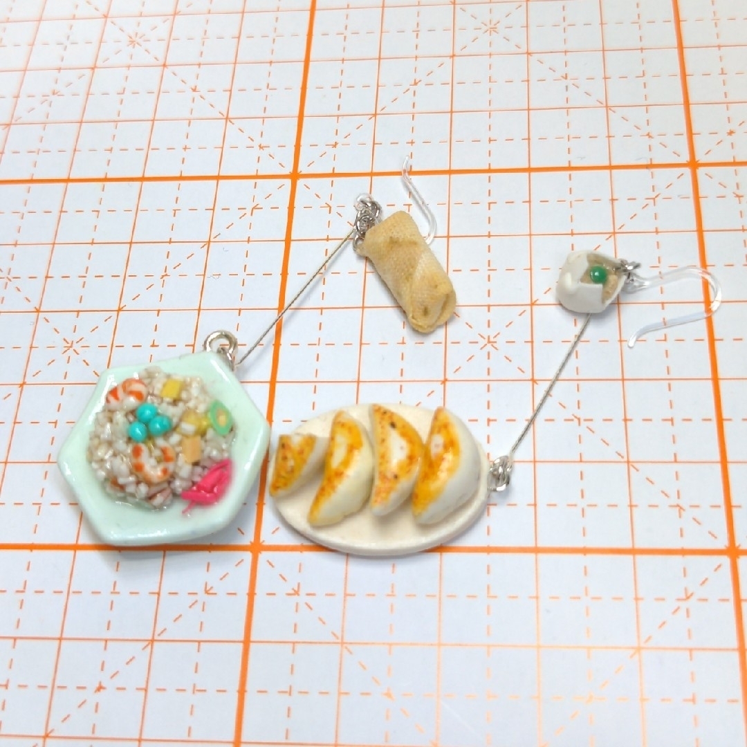 炒飯と餃子（春巻き・焼売付き）ピアス（シルバー金具） ハンドメイドのおもちゃ(ミニチュア)の商品写真