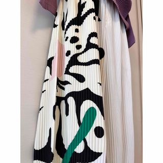 PLEATS PLEASE ISSEY MIYAKE(パンツ ・ ホワイト/白色系)の PLEATS PLEASE ISSEY MIYAKE(パンツ ・ ホワイト/白色系)の
