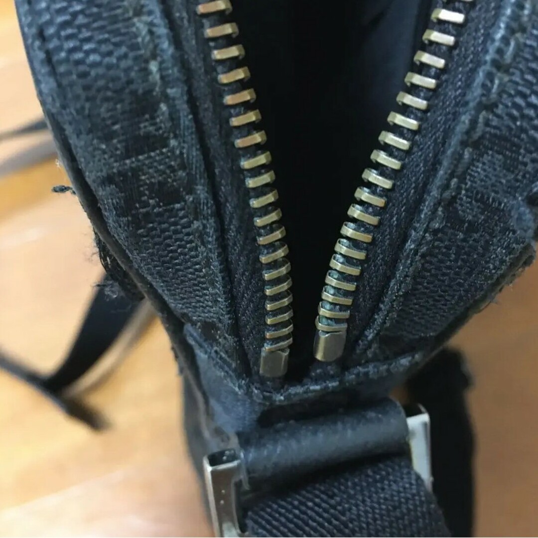 Gucci(グッチ)のグッチGUCCI　GGキャンパスショルダーバッグ　使用感かなりアリ メンズのバッグ(ショルダーバッグ)の商品写真
