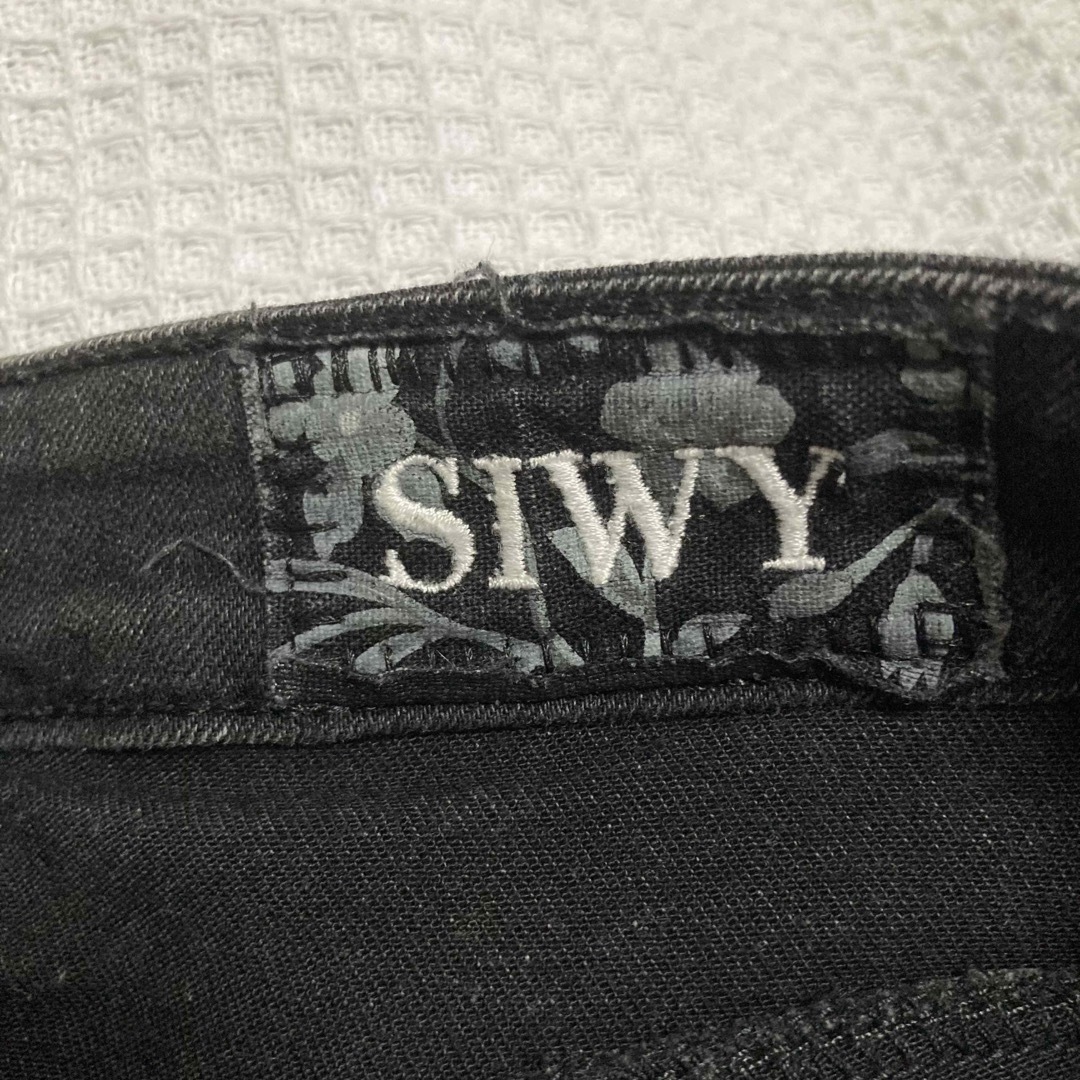 Siwy(シーウィー)のSIWY 裾フリンジブラックデニム サイズ23 切りっぱなし 海外セレブ レディースのパンツ(デニム/ジーンズ)の商品写真