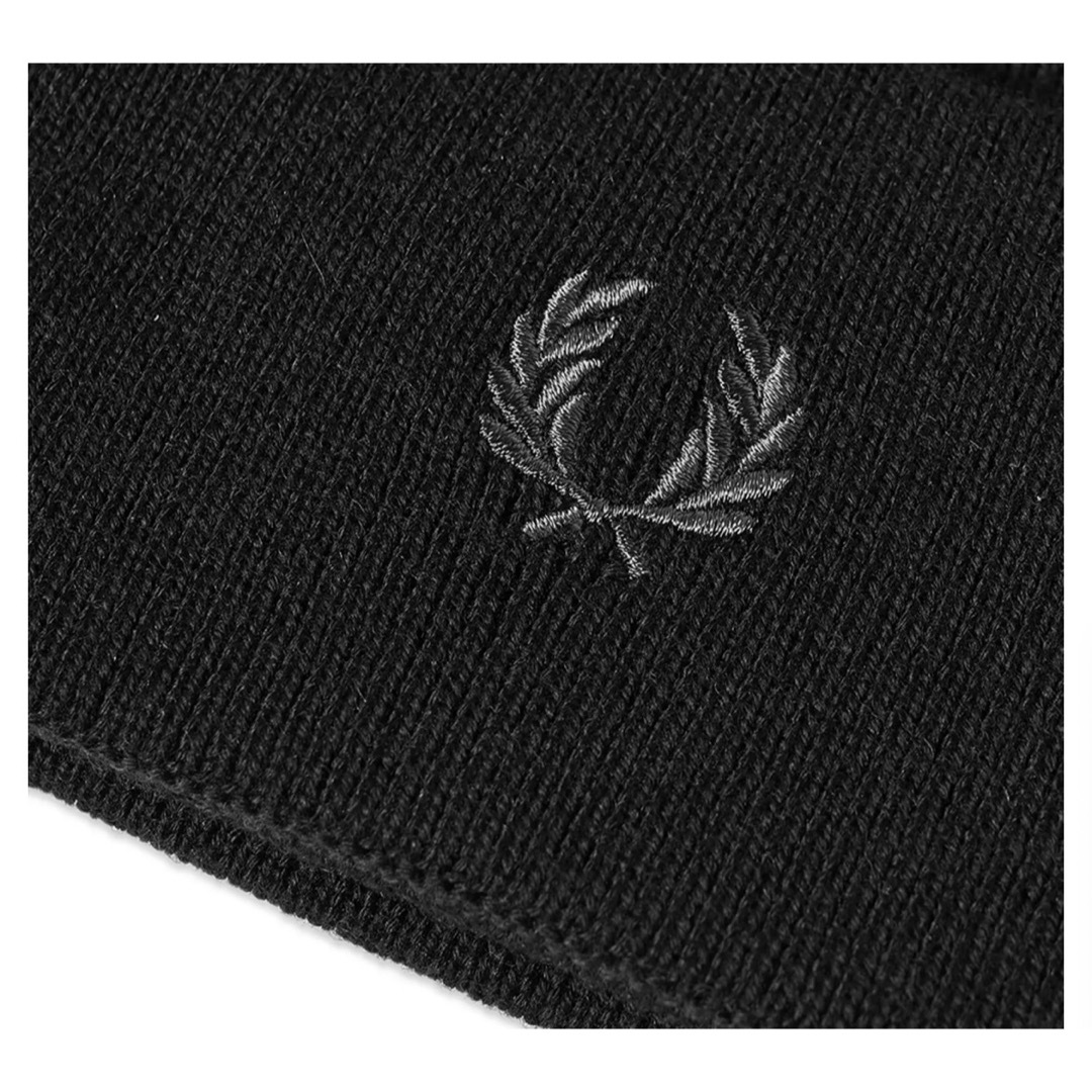 FRED PERRY(フレッドペリー)の【おすすめビーニー】FRED PERRY point logo beanie メンズの帽子(ニット帽/ビーニー)の商品写真