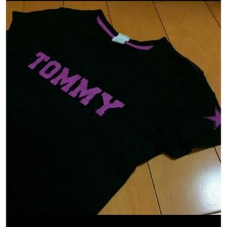 トミーヒルフィガー(TOMMY HILFIGER)のトミーブラック✖︎ピンクコットンT(Tシャツ(半袖/袖なし))