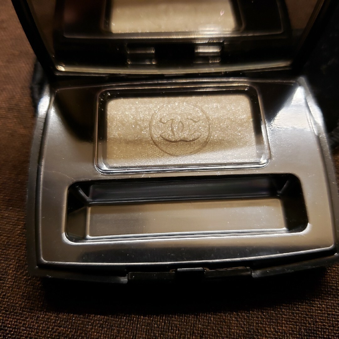 CHANEL(シャネル)のCHANEL　アイシャドウ　中古品　二点セット コスメ/美容のベースメイク/化粧品(アイシャドウ)の商品写真