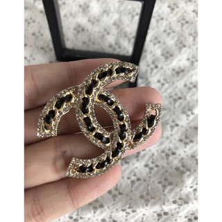 シャネル(CHANEL)のCHANEL ブローチ　チェーン　キラキラ　ツイード(ブローチ/コサージュ)