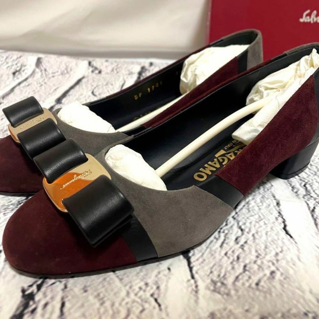 美品 フェラガモ FERRAGAMO パンプス ローヒール ベルベッド vara