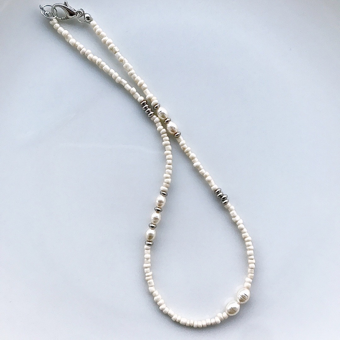 beads necklace＊simple beige ハンドメイドのアクセサリー(ネックレス)の商品写真