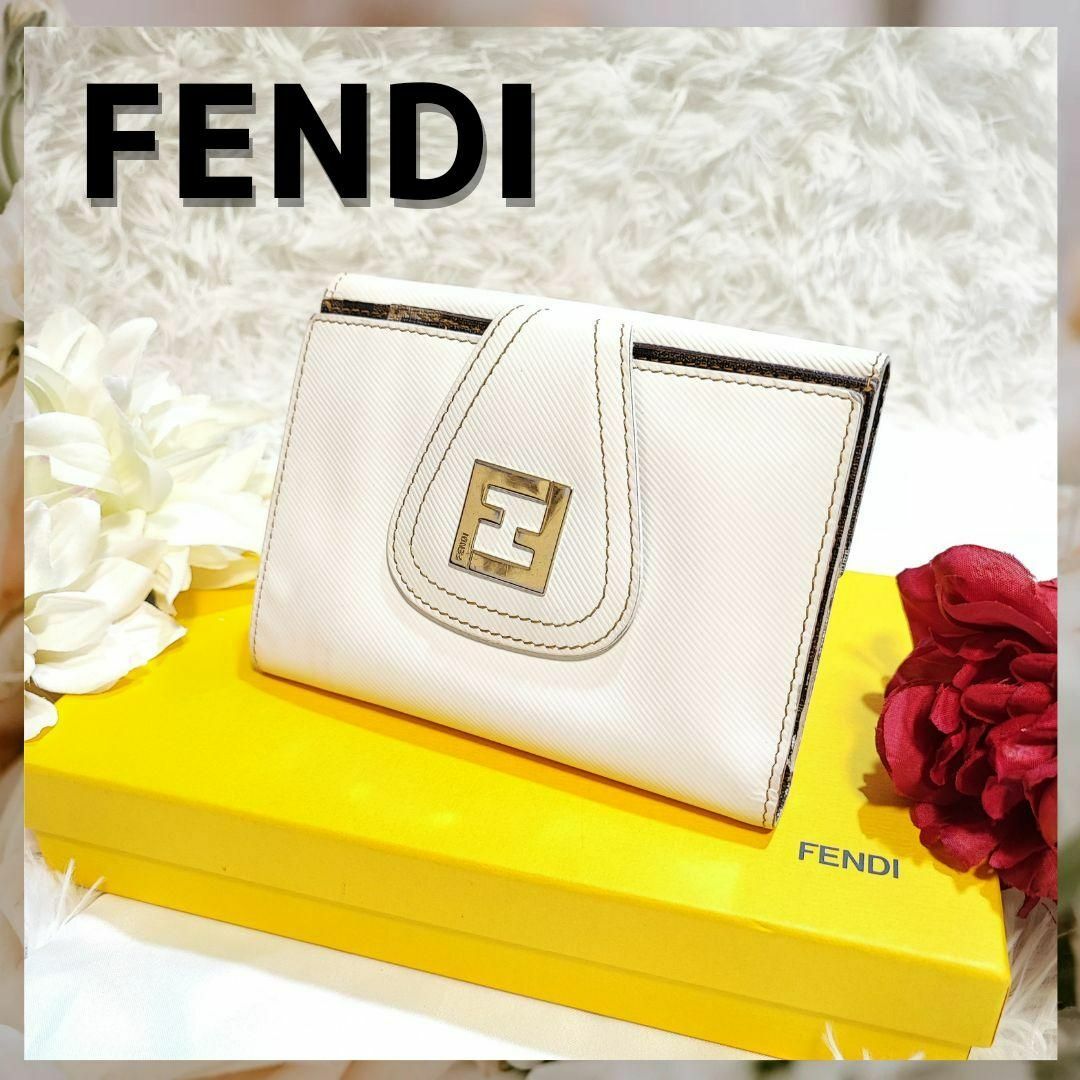 ファッション小物FENDI　フェンディ　折り財布　ズッカ柄　ホワイト　金具ロゴプレート