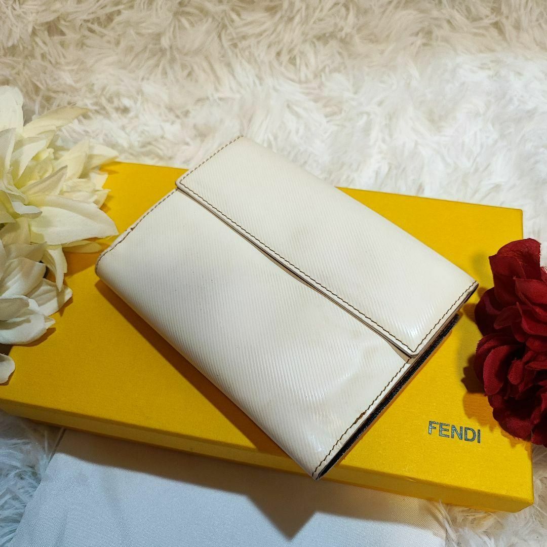 FENDI - FENDI フェンディ 折り財布 ズッカ柄 ホワイト 金具ロゴ ...