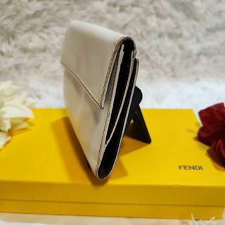 FENDI　フェンディ　折り財布　ズッカ柄　ホワイト　金具ロゴプレート