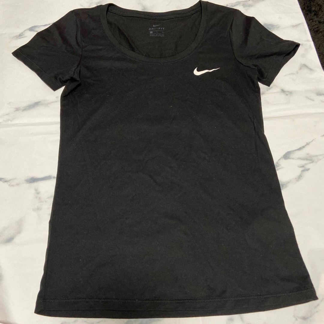 NIKE(ナイキ)のNIKE スポーツウェア　Tシャツ レディースのトップス(Tシャツ(半袖/袖なし))の商品写真