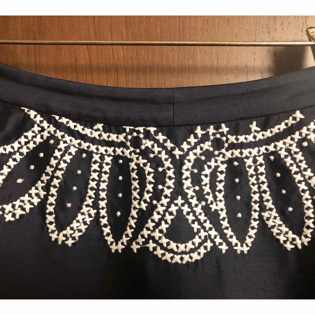 Tory Burch(トリーバーチ)の膝丈スカート　紺色シルク刺繍 レディースのスカート(ひざ丈スカート)の商品写真