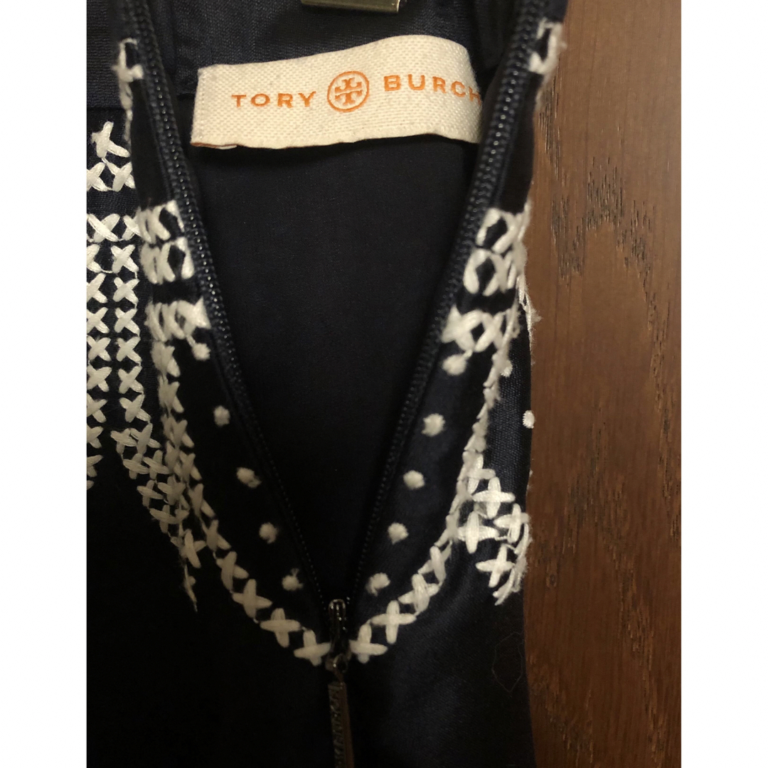 Tory Burch(トリーバーチ)の膝丈スカート　紺色シルク刺繍 レディースのスカート(ひざ丈スカート)の商品写真