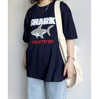 シーピーシーエム(CPCM)の(オンライン完売)  ユニセックス  CPCM  サガラ刺繍T  サメ(Tシャツ(半袖/袖なし))