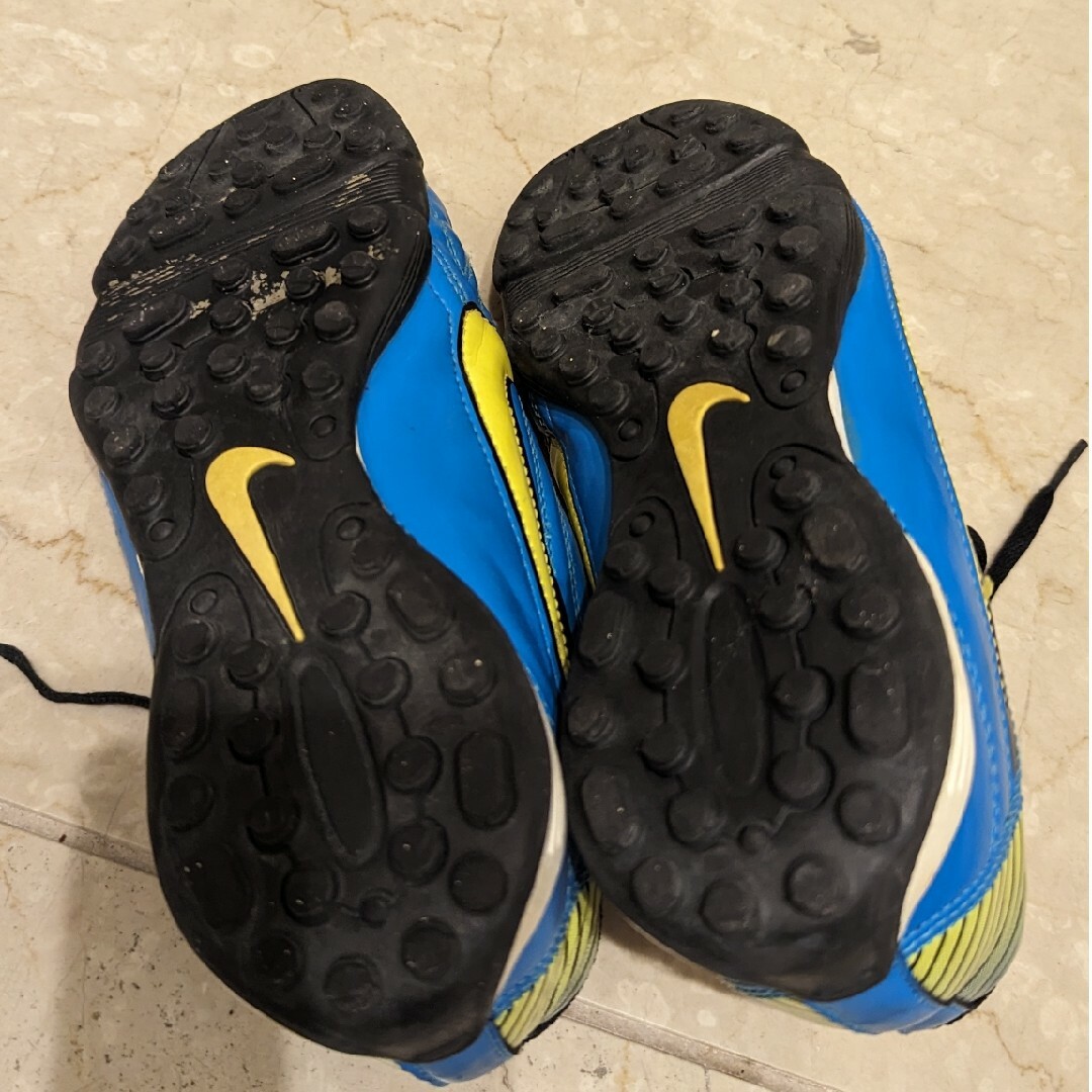 NIKE(ナイキ)のキッズシューズ　サッカーシューズ キッズ/ベビー/マタニティのキッズ靴/シューズ(15cm~)(スニーカー)の商品写真