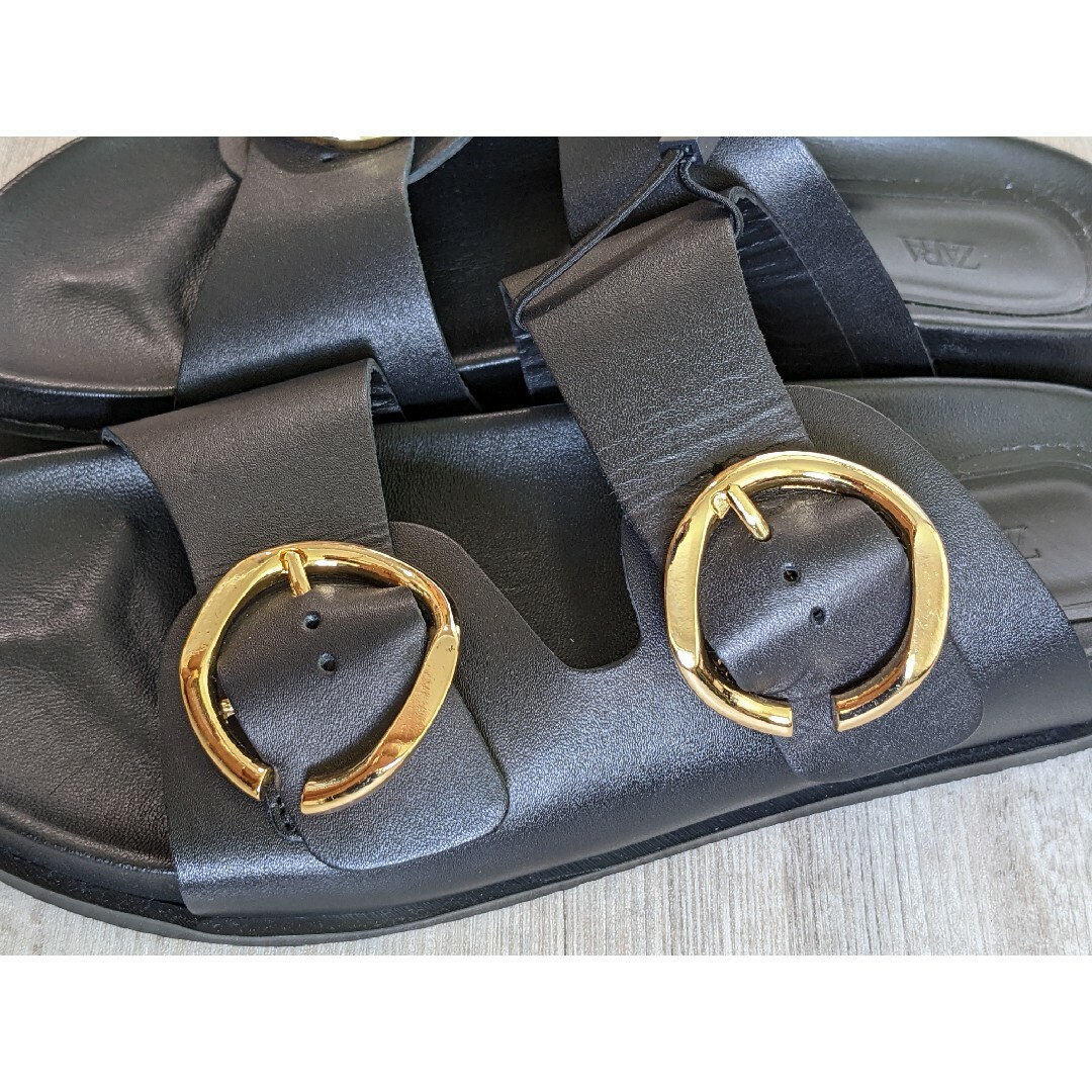 ZARA - ZARA レザー フラット バックルサンダル 40サイズ ZARA - ZARA レザー フラット バックルサンダル 40サイズ