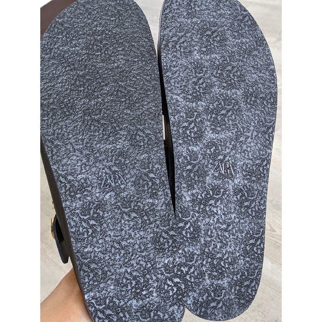 ZARA - ZARA レザー フラット バックルサンダル 40サイズ ZARA - ZARA レザー フラット バックルサンダル 40サイズ