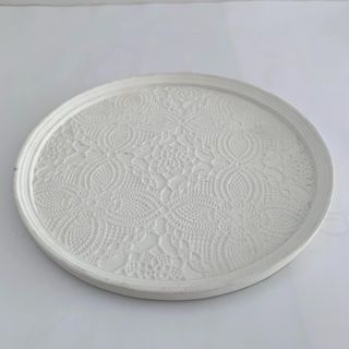 ラウンドトレイ　ポリレジン　白　レース模様(テーブル用品)