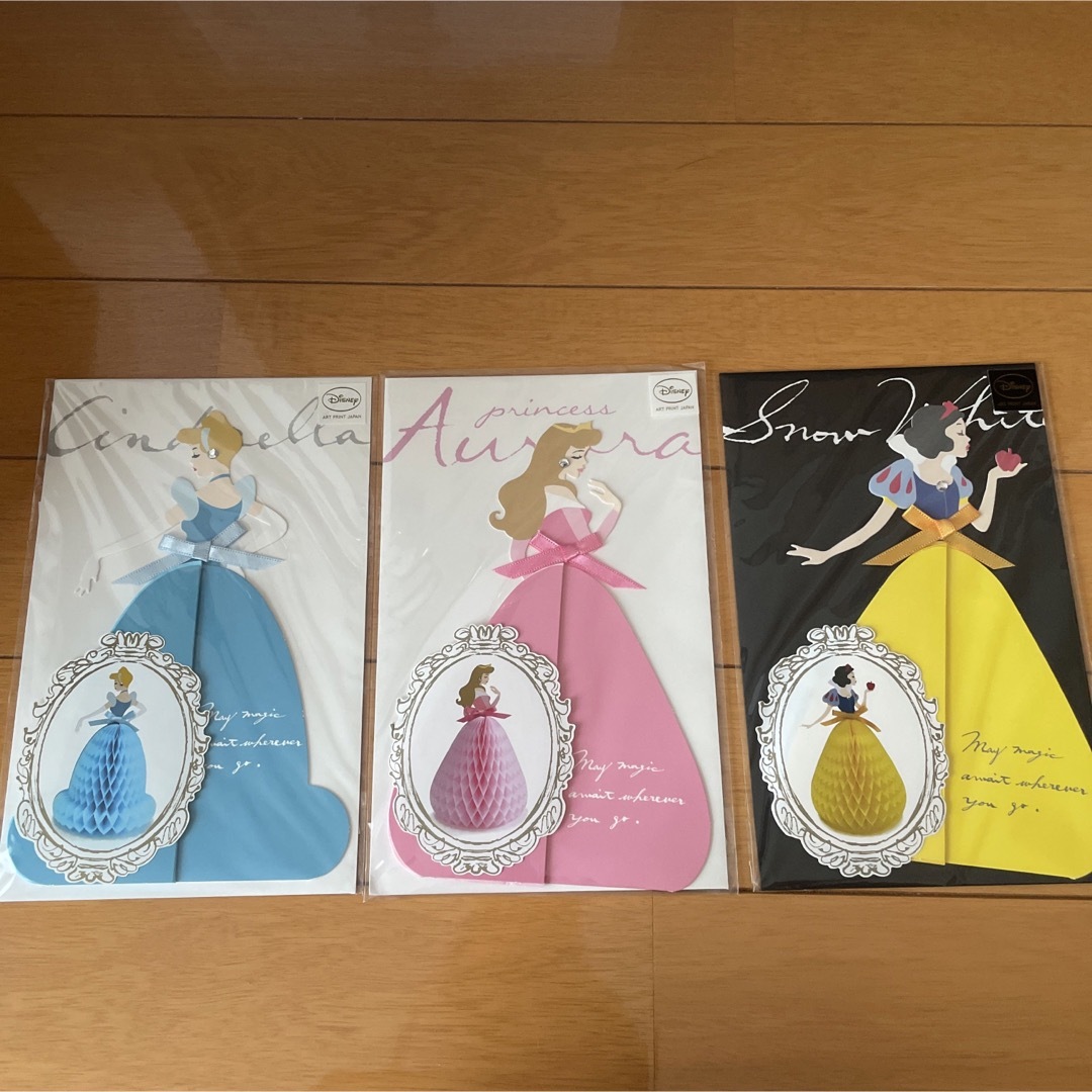 Disney(ディズニー)のDisneyディズニープリンセス シンデレラ オーロラ姫 白雪姫カード ドレス色 ハンドメイドの文具/ステーショナリー(カード/レター/ラッピング)の商品写真