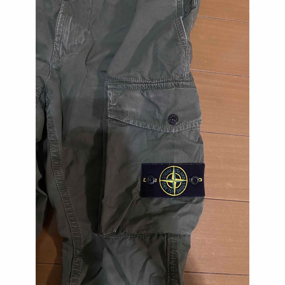 STONE ISLAND(ストーンアイランド)のstoneisland ストーンアイランド　カーゴパンツ　カーキ　メンズ メンズのパンツ(ワークパンツ/カーゴパンツ)の商品写真