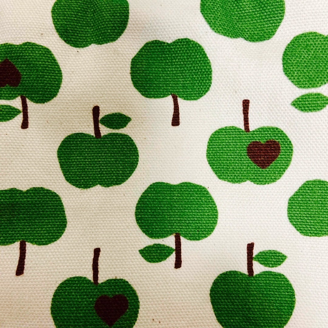 ハンドメイド　保冷保温　お弁当袋　ランチバッグ　巾着袋　ドット　グリーンアップル ハンドメイドのキッズ/ベビー(外出用品)の商品写真