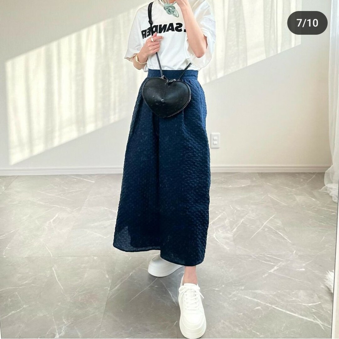 ZARA(ザラ)のZARA　ミディ丈ボリュームスカート　XSサイズ　紺色 レディースのスカート(ロングスカート)の商品写真