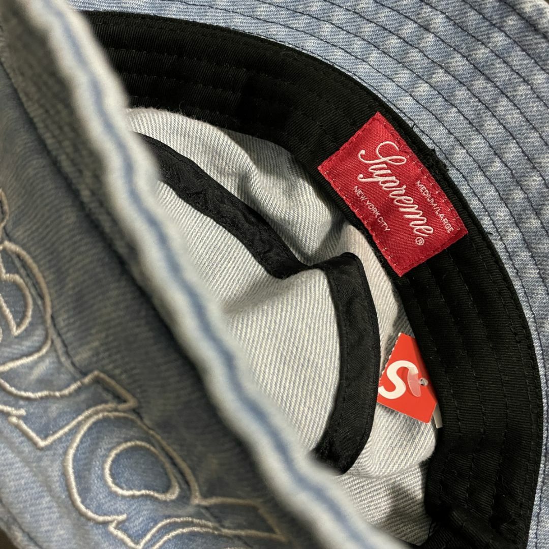 Supreme(シュプリーム)のM/L Supreme Outline Crusher Denim ハット 青 メンズの帽子(ハット)の商品写真