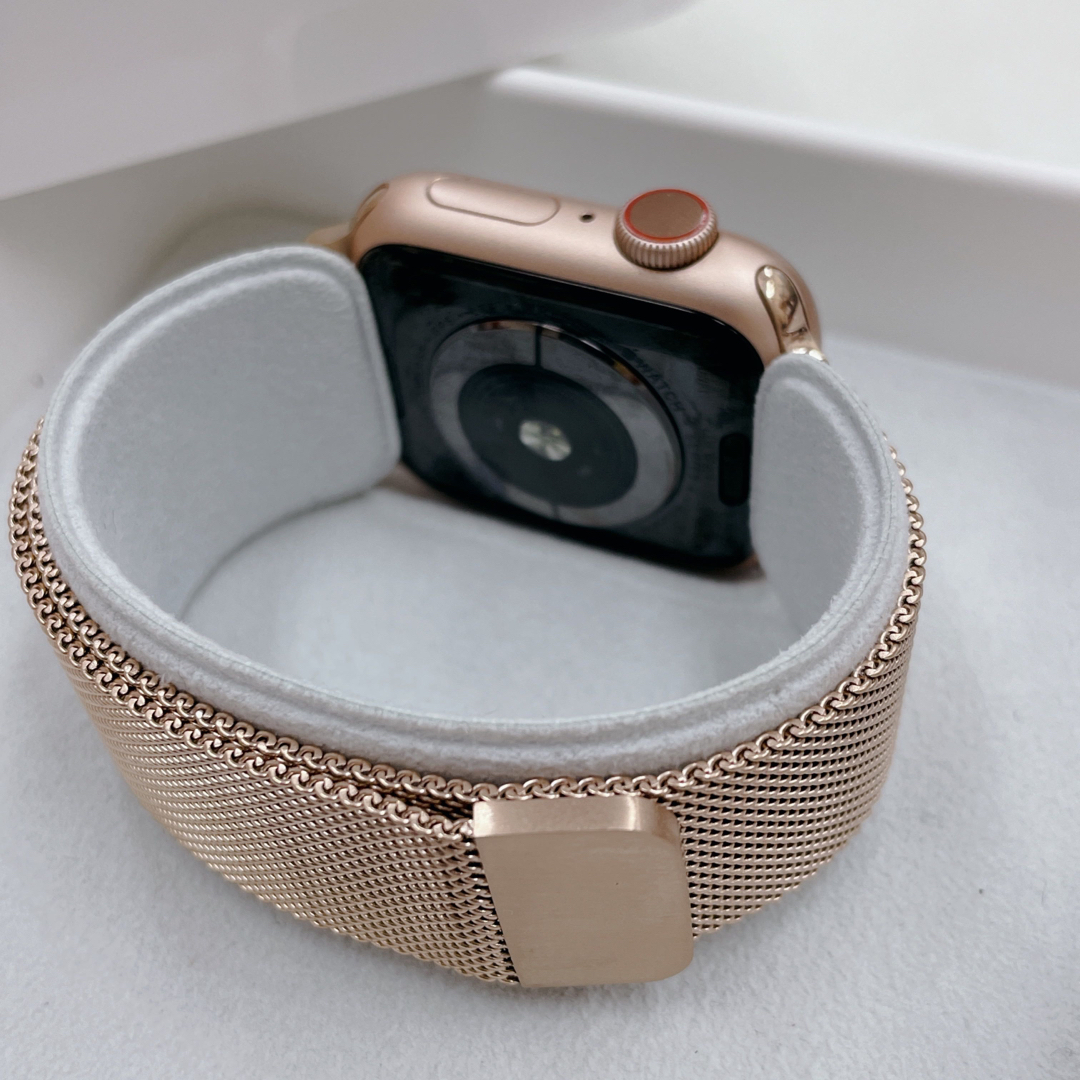 Apple Watch(アップルウォッチ)のApple Watch 40mm シリーズ4 アップルウォッチ ゴールド スマホ/家電/カメラのスマートフォン/携帯電話(その他)の商品写真